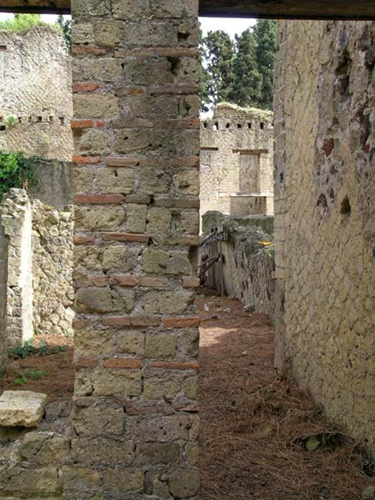 V.33, Herculaneum. May 2005. Room 6, looking towards doorway to atrium, in east wall at south end.
Photo courtesy of Nicolas Monteix.